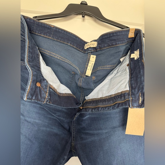 MADEWELL | Petite Curvy High-Rise Skinny Jeans - Picture 5 of 10